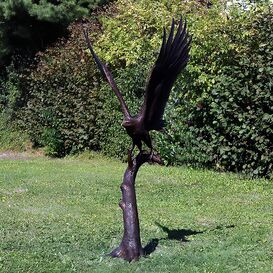 Gro�er Adler fliegt von Baum ab - Bronze Vogelskulptur -...