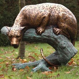 Lebensgro�e Bronzefigur Gro�katze sitzend auf Ast -...