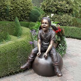M�dchen sitzt auf H�pfball - Bronzeskulptur - M�dchen mit...