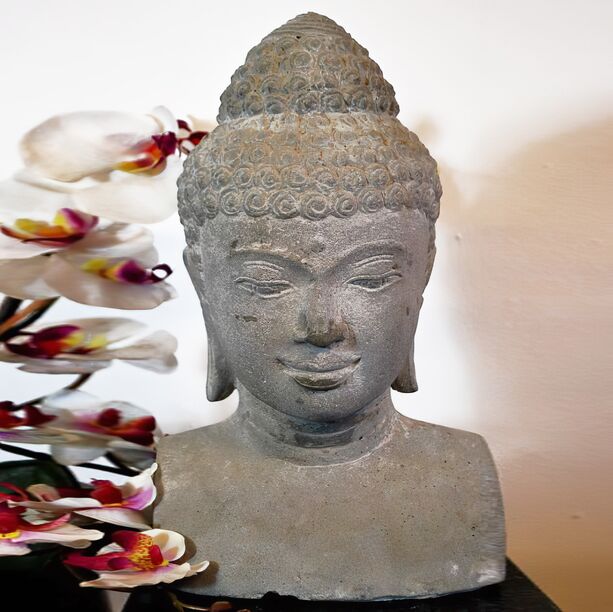 Schöne Deko Buddha Büste aus Steinguss