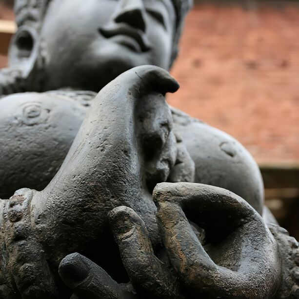 Stehende Dewi Sri Statue Steinguss mit Antik Finish
