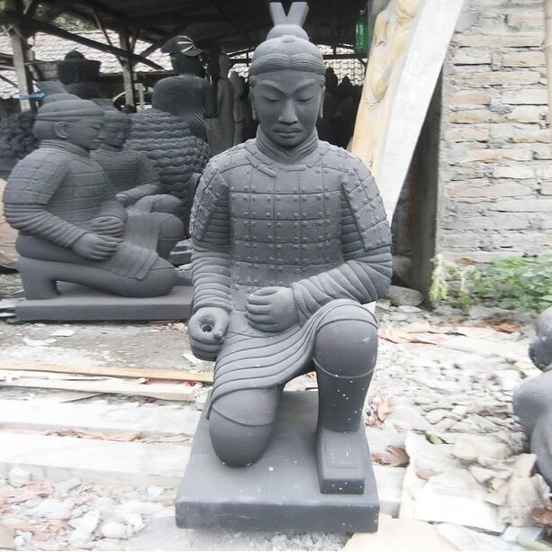 Statue Chinesischer Krieger kniend in Antik Steinguss - Hongchan