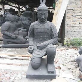 Statue Chinesischer Krieger kniend in Antik Steinguss -...