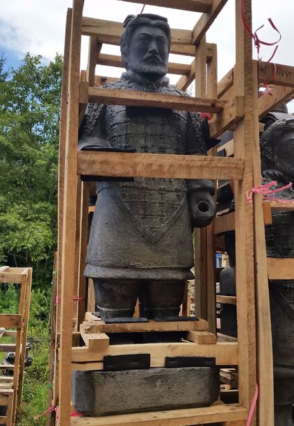 Skulptur Japanischer Krieger stehend in Antik Steinguss - Hungchu