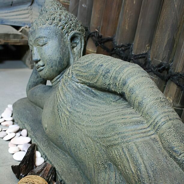 Wunderschne liegende Buddhafigur aus Stein - Sujata