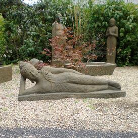 Groe Liegende Buddha Figur aus Stein - Nandini