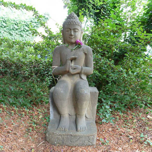 Sitzende Buddha Steinfigur aus Naturstein fr den Garten