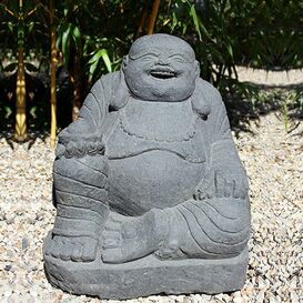 Lachende Buddhafigur aus Naturstein gehauen
